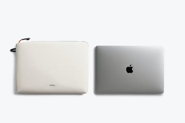 Bellroy Laptop Sleeve (Geschikt voor 14-inch Laptop of Macbook, Dunne Beschermhoes met Magnetische Sluiting) - Saltbush Bellroy Laptop Sleeve (Geschikt voor 14-inch Laptop of Macbook, Dunne Beschermhoes met Magnetische Sluiting) - Saltbush